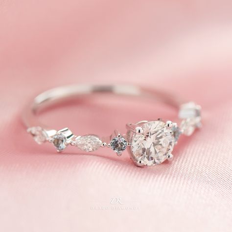 Simple Wedding Rings Engagement, Pretty Wedding Rings, Fairytale Engagement Rings, Small Engagement Rings, Dreamy Fashion, Cute Promise Rings, Pretty Engagement Rings, Dainty Wedding Ring, Dainty Engagement Rings