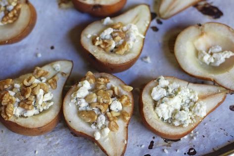 Baked Pears with Walnuts & Blue Cheese – Diary of a Mad Hausfrau Baked Pears With Gorgonzola, Baked Pears With Blue Cheese, Blue Cheese Stuffed Pears, Savory Pear Recipes, Stuffed Pears, Cheese Potato Casserole, Big Salads, Blue Cheese Recipes, Blue Cheese Dip