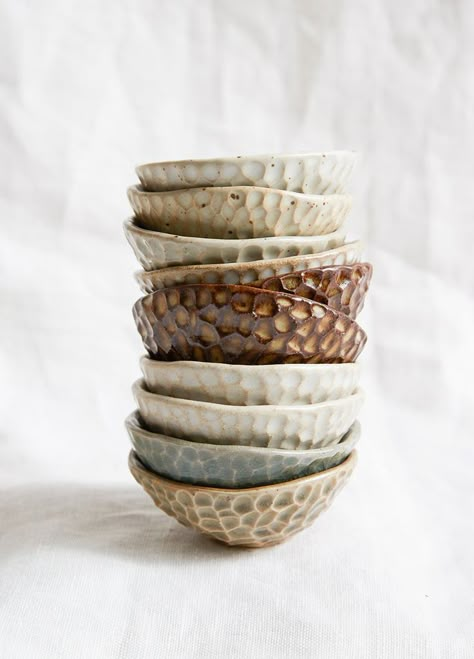 Jan 27, 2020 - This Pin was discovered by Mounami. Discover (and save!) your own Pins on Pinterest Clay Pinch Pots, Pottery Pinch Pot, Ceramic Pinch Pots, Pinch Pot, Pottery Handbuilding, Keramik Design, Pottery Inspo, Slab Pottery, Cerámica Ideas