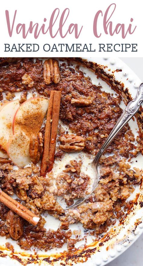 Loaded with spices, toasted pecans, sweet raisins & vanilla and sweetened with maple syrup, this Vanilla Chai Baked Oatmeal with steel cut oats is sure to change the way you feel about oatmeal! Healthy Breakfast Bowl, Baked Oatmeal Recipes, Oatmeal Recipe, Vanilla Chai, Steel Cut Oats, Idee Pasto, What's For Breakfast, Oats Recipes, Toasted Pecans