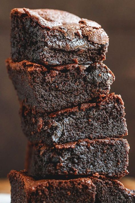 Low-Carb Keto Brownies Recipe - #eatwell101,#recipe fudgy, and super easy to make, these low carb flourless brownies literally melt in your mouth. #Lowcarb, #keto, #brownies #ketobrownies Low-carbbrownies - #recipe by #eatwell101 Logo Doce, Flourless Brownies, Low Carb Brownies, Bolo Fit, Postre Keto, Low Carb Casseroles, Keto Friendly Desserts, Low Carb Dessert, Keto Cake