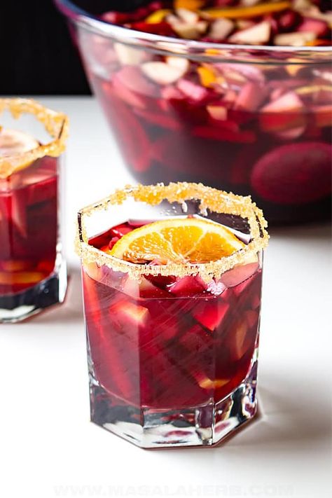 Sangria Spanish, Alcoholic Party, Thanksgiving Sangria, Non Alcoholic Sangria, Homemade Sangria, Sangria Drink, Red Sangria Recipes, Bbq Drinks, Sangria Bar