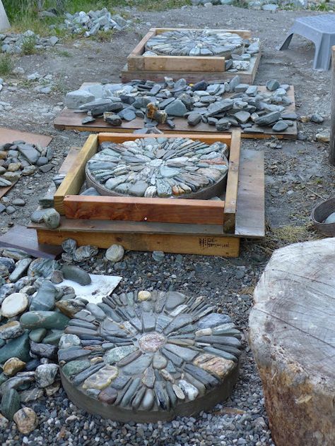 Jeffrey Bale's World of Gardens: Building a Pebble Mosaic Stepping Stone Diy Walkways, Mosaic Walkway, Mosaic Stepping Stone, Backyard Walkway, Mosaic Stepping Stones, Outdoor Path, Tiny Garden, Garden Stepping Stones, Stone Walkway