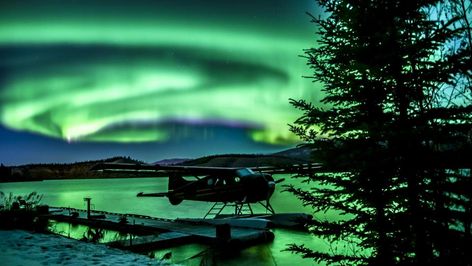 Aurora Borealis Canada, Northern Lights Canada, Northern Lights Hotel, National Parks Canada, Female Explorer, Sky Aurora, Alaska Northern Lights, Bucket List Places To Visit, Living In Canada