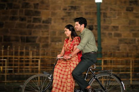 Movie Template, Sita Ramam, Dulquer Salmaan, Puff Blouse, Mrunal Thakur, Romantic Couple Images, Movie Pic, Rashmika Mandanna, Bollywood Couples