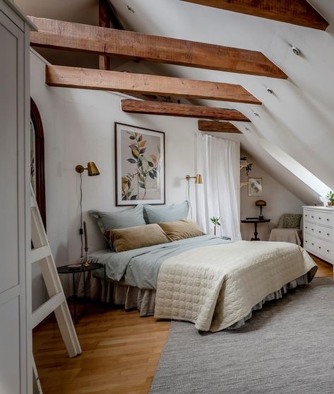 How To Decorate A Bedroom with Sloped Ceiling 25 Attic Room Wood Ceiling, Decorating Sloped Walls, Angled Ceiling Wall Decor, Volted Ceiling Bedroom Ideas, Small Bedroom With High Ceilings, Bedroom Under Roof Sloped Ceiling, High Sloped Ceiling Bedroom, Panelling Sloped Ceiling, Sloped Ceiling Bedroom Master Suite