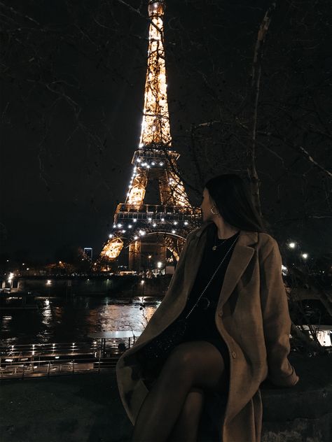 Girl In Paris Aesthetic, Eiffel Tower Poses, Paris Night Outfit, Paris Night Aesthetic, Paris Aesthetic Night, Paris Girl Aesthetic, Eiffel Tower Aesthetic, Paris Trip Outfits, Eiffel Tower Photo