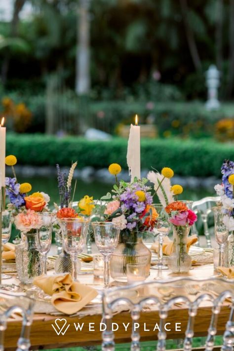 Eleganter, blumengeschmückter Tisch mit Kerzen für eine Hochzeit im Freien. Wedding Fest, Table Floral Arrangements, Wedding Marketing, Wildflower Wedding, Civil Wedding, Wedding Color Schemes, Wedding Saving, Wedding Colors, Wedding Inspo