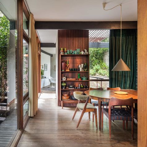 australian mid-century modern Russel Jack House in Sydney - dining area #modernroomideas Pollo Tropical, Mid Century Dining Room, Interior Design History, Mid Century Modern Living, Mid Century Modern Interiors, Mid Century Modern Living Room, Mid Century Dining, Design Hotel, Plywood Furniture