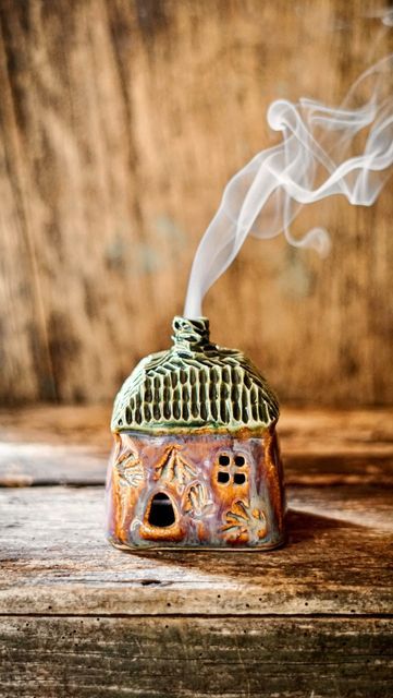 Diy Cone Incense Holder, Cottage Core Ceramics, Incense Holder Aesthetic, Pottery Houses, Country Cottage Style, Clay Houses, Country Cottage Decor, Clay Fairies, Cottage Interior