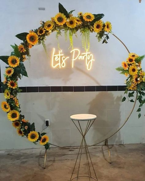 Simple Decoration Sunflower Wedding Decorations, Rustic Sunflower Wedding, Sunflower Arrangements, Sunflower Themed Wedding, Sunflower Baby Showers, Simple Decoration, Neon Flex, Mom Party, Sunflower Pictures