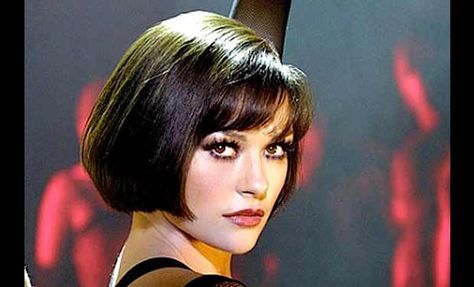 Gorgeous bob haircut. Catherine Zeta Jones as Velma Kelly in the film Chicago. Kimberly Caldwell, Celebrity Bobs Hairstyles, Chicago Musical, Celebrity Bobs, Movie Makeup, Zeta Jones, Girl Haircut, Bob With Bangs, Catherine Zeta Jones