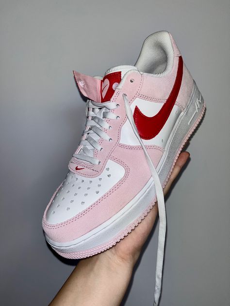 Nike Love Letter Af1, Valintens Nike, Nike Love Letter, Valentines Airforce, Pink Air Forces, Pink Airforce, Nike Dunk Low Off White, Air Force Women, Pink Nike Shoes