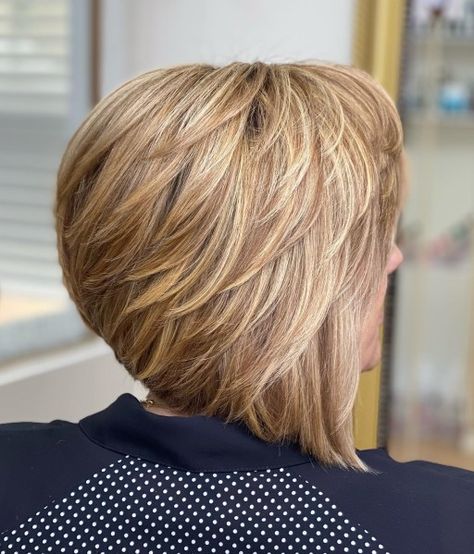 Light Brown Hair with Blonde Highlights Layered Bob Blonde, Bob Blonde Balayage, Stacked Bob With Layers, Bob Hairstyles Layered, Bobs With Layers, Bob With Layers, Beige Blonde Hair Color, Mocha Color Hair, Platinum Hair Color