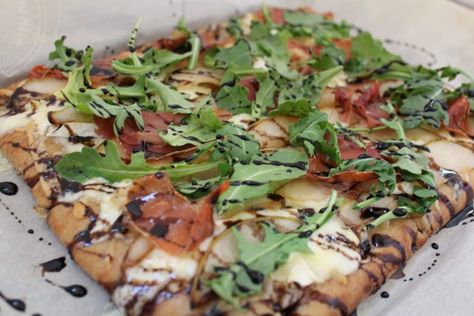 Brie Flatbread, Prosciutto Brie, Pear Prosciutto, Flatbread Toppings, Prosciutto Appetizer, Pear Pizza, Creamy Brie, Arugula Pizza, Italian Street Food