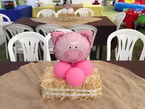 Piggy Birthday Party, Pig Baby Shower, Barn Birthday Party, Girls Farm Birthday, Cow Birthday Parties, Barnyard Birthday Party, Birthday Party Girl, Farm Theme Birthday, Farm Themed Birthday Party