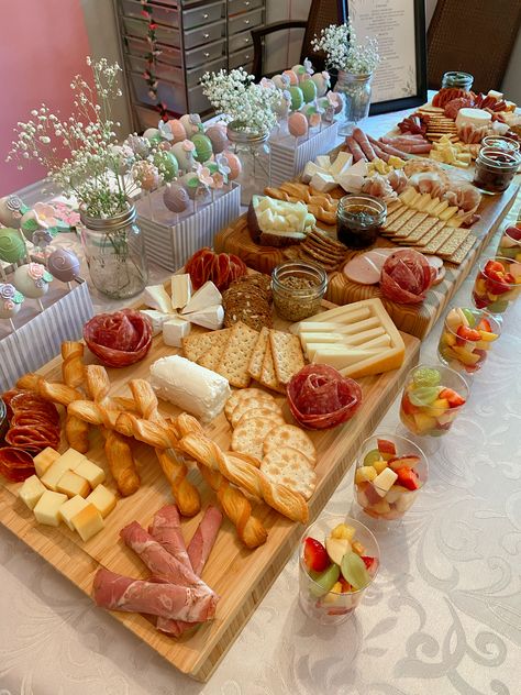 Charcuterie, fruit salad cups, and floral cake pops for a Princess Party snack table Fairytale Snacks, Princess Party Food Table, Princess Party Snacks, Fruit Salad Cups, Floral Cake Pops, Charcuterie Fruit, Party Snack Table, Princess Party Food, Salad Cups