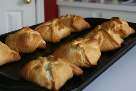 Crescent Chicken Squares. Made these last night. Used canned chicken, cream of chicken soup instead of the cream cheese/butter mixture, and added some celery and onion in. Yummy. I made 8 (2 cans of crescent rolls) because they looked small. They expanded more than expected, so 4 is really the perfect amount for 2 people - dinner and then lunch the next day! Cresent Roll Chicken, Chicken Squares, Crescent Chicken, Chicken Pockets, Crescent Roll Recipes, Canned Chicken, Cream Of Chicken Soup, What To Cook, The Oven