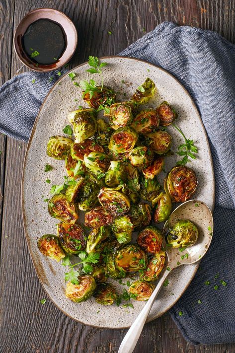 Roasted Sweet and Sour Brussels Sprouts Healthy Dinner Side Dishes, Healthy Dinner Sides, Gluten Free Thanksgiving Recipes, Vegan Christmas Dinner, Easy Christmas Dinner, Best Thanksgiving Side Dishes, Thanksgiving Side Dishes Easy, Thanksgiving Food Sides, Plats Healthy