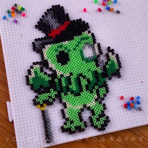 Cthulhu (Lovecraft) - Hama (perler) beads by Vodevila Halloween Perler, Handmade Tale, Hama Art, Perler Projects, Cross Stitch Sampler Patterns, Garden Container, Nerd Crafts, Pixel Beads, Melty Bead Patterns