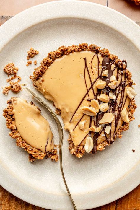 This dessert recipe is peanut butter chocolate perfection! I’ve kind of been in my baking era recently, and this Peanut Butter Tart With Cookie Granola Crust solidifies it. I was so easy to make; it’s basically just two steps, low in sugar, high in taste, this is my new favorite healthy dessert option. The crust is also gluten-free! Tap for the recipe! Granola Pie, Peanut Butter Tart, Granola Crust, Butter Tart, Healthy Dessert Options, Sugar Free Peanut Butter, Tart Filling, Peanut Butter Granola, Butter Tarts