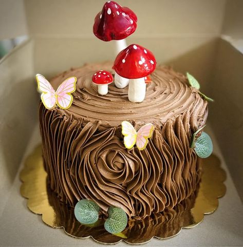 Garden Themed Cakes Ideas, Mushroom Shaped Cake, Mushroom Cake Ideas, Postres Aesthetic, Enchanted Forest Cake, Zoe Cake, Whole Foods Cake, Happy Birthday Sweetheart, Woodland Fairy Birthday Party