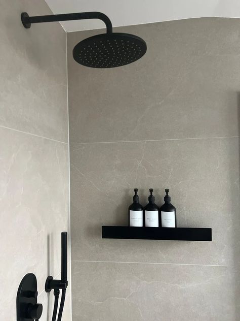 Apartment Bathroom Design, Minimalist Showers, Minimalist Bathroom Design, Bathtub Tray, Shower Shelf, Shower Storage, Bad Inspiration, Shower Niche, White Shower