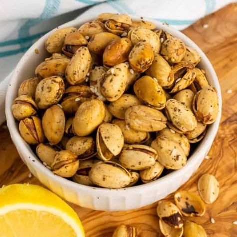 Roasted Spiced Pistachios Pistachio Recipes, Guilt Free Snacks, Pistachios Nuts, Roasted Nuts, Crunchy Snack, Candied Pecans, Easy Snack Recipes, 2000 Calorie Diet, Low Carb Snacks