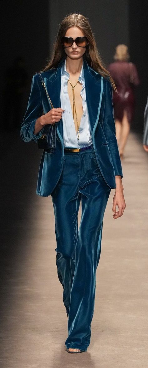 Tom Ford Spring 2024 RTW Gucci Campaign, Milan Fashion Week Runway, Tom Ford Gucci, Tom Ford Suit, Donatella Versace, Spring 2024, Milan Fashion, Milan Fashion Week, Look Fashion