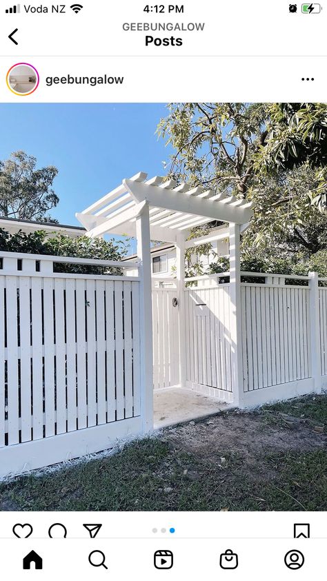 Front Fence With Arbour, Front Fence Arbour, Coastal Gate Entrance, Tall White Fence, White Front Fence Ideas, Beach Fence Ideas, Beach House Fence Ideas, Beach House Fence, White Fence Front Yard