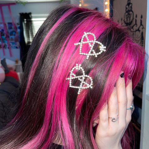 Pink Draculaura Hair, Pink And Black Hair Highlights, Pink Hair Streaks With Bangs, Scene Hair Aesthetic, Pink Hair With Black Streaks, Red And Pink Highlights Brunettes, Draculaura Hair Aesthetic, Draculaura Nails Aesthetic, Dyed Hair Y2k