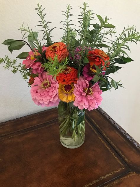 Wild greens from the backyard gave the zinnia a fresh look Zinnia Wedding Flowers, Zinnia Wedding Bouquet, Broccoli Flower, Dahlia Flower Arrangements, Zinnia Bouquet, Flower Bouquet Vase, Zinnia Garden, Colorful Flowers Arrangements, Summer Flower Arrangements