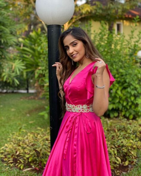 Asees Kaur, Songs Images, Hindi Songs, Album Songs, Girly Photography, Photo Poses, Red Formal Dress, Formal Dresses Long, Musician