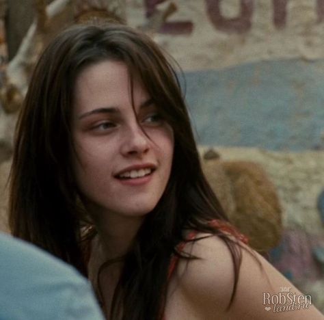 Kristen Stewart portrays the character of Tracy Tatro in the movie "Into The Wild"...... Kristen Stewart Cute Pics, Kristen Stewart Into The Wild, Tracy Stewart, Christine Stewart, Kristen Stewart Fan, Kristen Stewart Hair, Kristen Stewart Movies, Kristin Stewart, Kristen Stewart Style