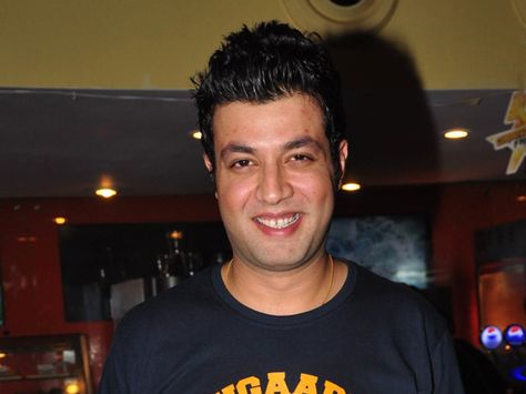 Varun Sharma makes everyone nostalgic on the sets of ‘Fukrey 2’ Varun Sharma, The Whole, Film, T Shirt