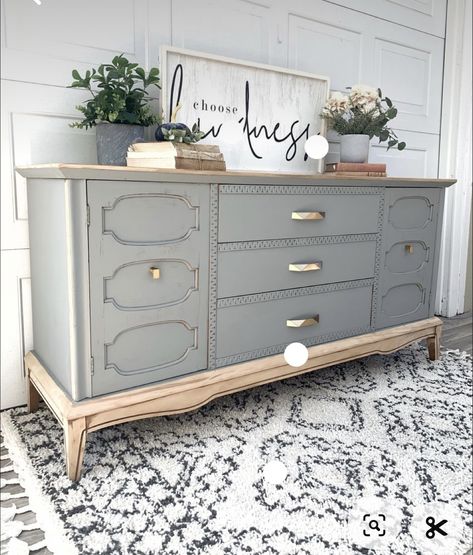 Stand Up Dresser Makeover, Two Toned Desk Makeover, Painted Bedroom Furniture Ideas Colour, Dresser Makeover Boho, Painting Old Furniture Ideas, Furniture Painting Ideas, Sideboard Makeover, Furniture Makeover Inspiration, Furniture Remodeling