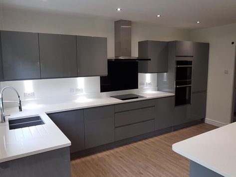 C.K.P on Instagram: “This beautiful Dusk Grey Gloss Kitchen paired with the quartz Snow White worktop adds such a modern sleek look to this kitchen.…” Dark Grey Kitchen White Worktop, Grey Kitchen With White Worktop, Dark Grey Gloss Kitchen, Grey Kitchen Ideas Modern Gray, Grey Gloss Kitchen, White Kitchen Units, New York Kitchen, Gloss Kitchen Cabinets, Modern Grey Kitchen