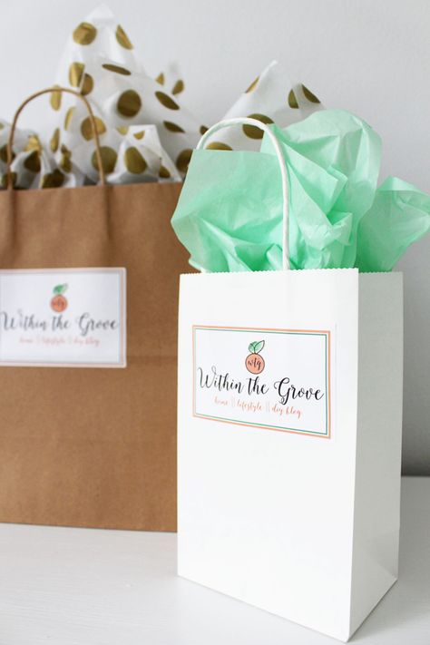 Creating Labels for Small Business Shopping Bags Retail Bags Ideas, Small Business Bags Ideas, Small Business Shopping Bags, Boutique Bags Packaging, Small Business Packaging Ideas Gift Bags, Labels For Small Business, Bags For Small Business, Wedding Goodie Bags, Tote Bag Business