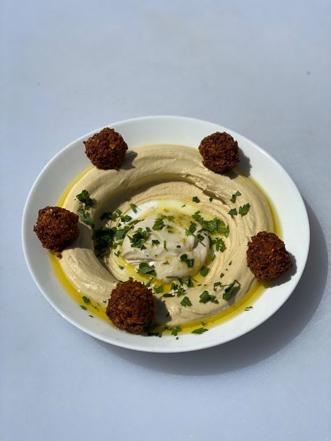 Hummus Plate, Hummus Falafel, Plate Presentation, Silver Platters, Food Presentation, Hummus, Food Ideas, Ramadan, Presentation