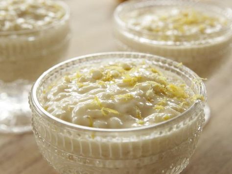 Lemon Rice Pudding from Pioneer Woman   this looks amazing   make sure to read the directions because water is not on the ingredient list. Sweetened condensed milk in this!!! Lemon Rice Pudding, Ree Drummond Recipes, Rice Pudding Recipes, Creamy Rice Pudding, Rice Pudding Recipe, Lemon Bar, Spring Entertaining, Lemon Rice, Best Comfort Food