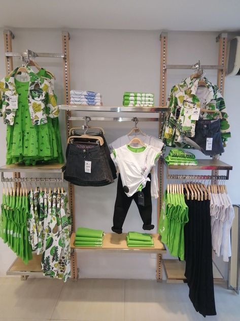 Visual Merchandising Ideas Clothing Store Displays, Botique Interiors Fashion Boutique, Charity Shop Display Ideas, Baby Store Display, Clothing Boutique Interior, Boutique Store Displays, Visual Merchandising Fashion, Fashion Store Design, Chitre