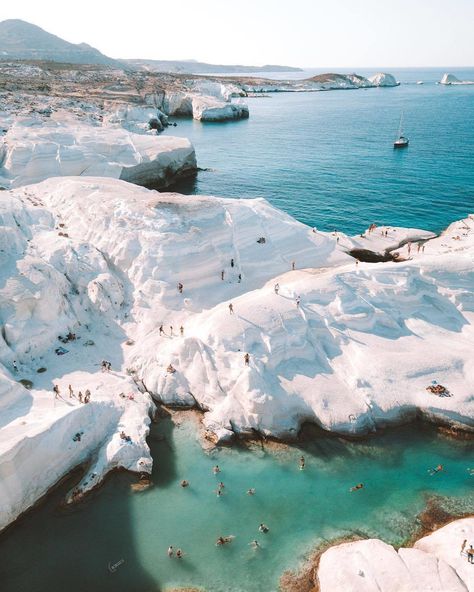 8,289 Me gusta, 145 comentarios - Culture Trip (@culturetrip) en Instagram: "Sarakiniko beach is one of the most-visited destinations in Milos, Greece. The white rocks and…" Sarakiniko Beach, Greek Islands To Visit, Wallpaper Travel, Cyclades Islands, Voyage Europe, Destination Voyage, To Infinity And Beyond, Greek Island, Greece Travel