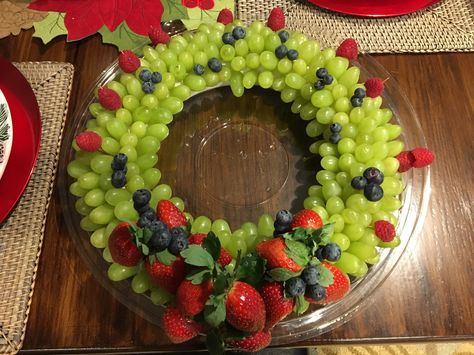 Christmas Fruit Wreath Fruit Christmas Wreath, Fruit Wreaths, Christmas Veggie, Christmas Cake Roll, Christmas Veggie Tray, Forgotten Cookies, Fruit Christmas, Fruit Table, Fruit Christmas Tree