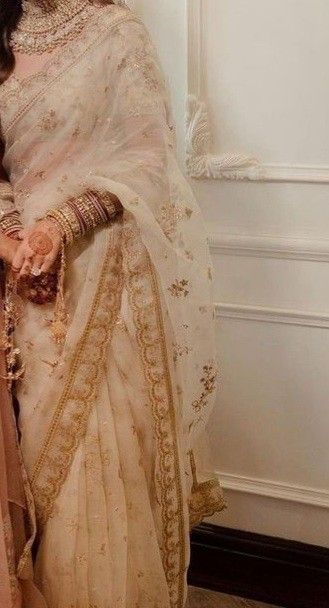 Kavitha Gutta, Ivory Saree, Scallop Embroidery, Engagement Dress For Bride, Designer Dresses Elegant, Engagement Look, Ivory Bridal Shoes, Bridal Chura, Reception Outfit