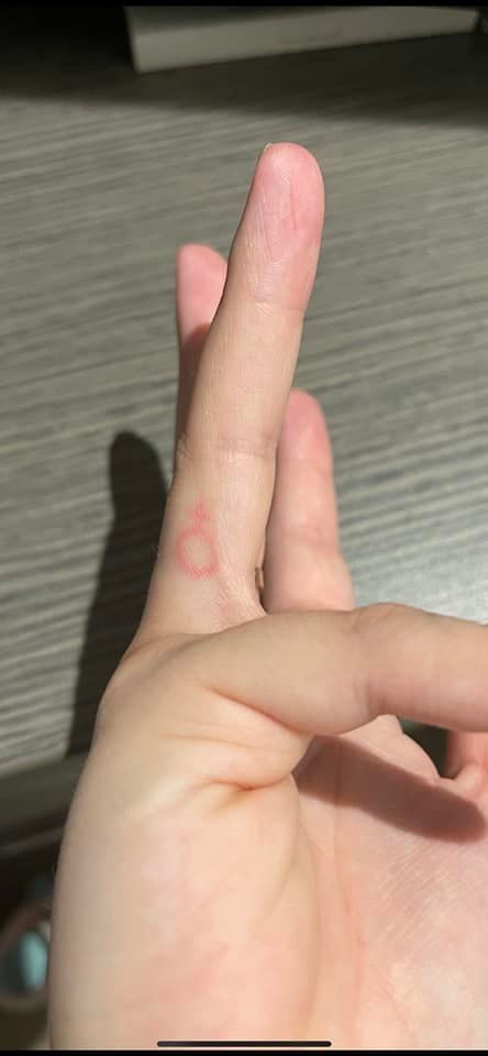 Venus Symbol Tattoo, Tattoo Finger, Venus Symbol, Symbol Tattoo, Symbol Tattoos, Piercing Ideas, Finger Tattoos, Piercings, Tattoos