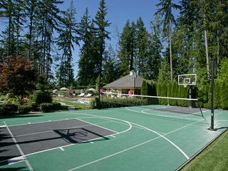 Beautiful green and gray #outdoor #basketball #court. Modern Home Gym, Home Basketball Court, Basketball Court Backyard, Backyard Basketball, Backyard Sports, Outdoor Basketball Court, Indoor Basketball Court, Basketball Courts, Indoor Basketball