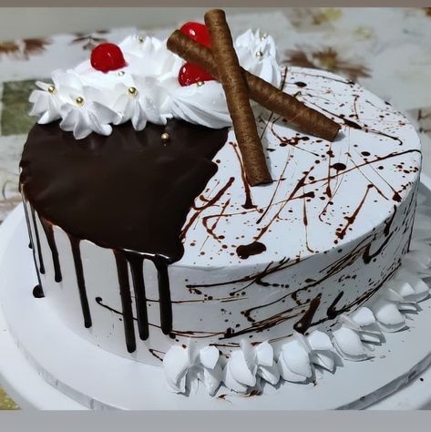 Black Forest Cake Decoration, Cake Design Tutorial, Decorating Frosting, Birthday Cake Decorating Ideas, Chocolate Cake Designs, Cake Cafe, Cake Decorating For Beginners, Online Cake Delivery, Beautiful Cake Designs