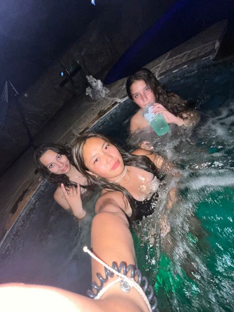 Hot Tub Friends Pictures, Hot Tub Picture Ideas, Hot Tub Friends, Hot Tub With Friends, Hot Tub Poses, Hot Tub Photoshoot Ideas, Hot Tub At Night, Hot Tub Pics, Hot Tub Aesthetic