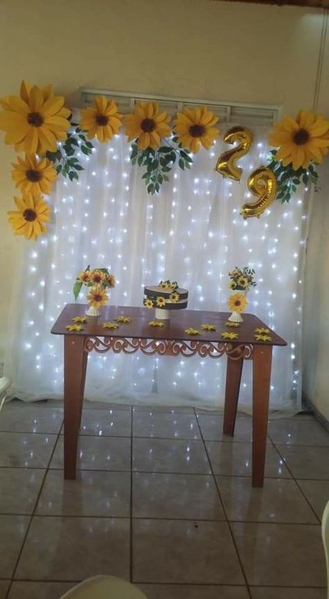 Diy Sunflower Wedding, Anna Birthday Party, Sunflower Birthday Parties, Rustic Ceremony, Diy Sunflower, Sunflower Wedding Decorations, Flower Room Decor, Kain Tile, Sunflower Party