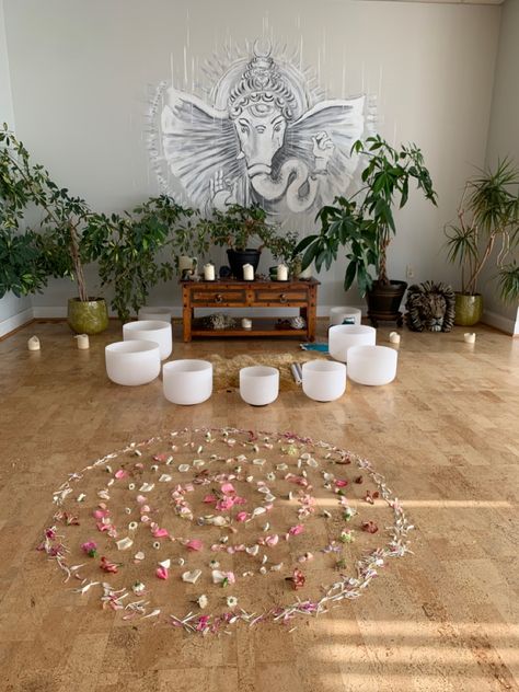 Plant Altar, Yoga Ceremony, Zen Crafts, Room Ideas 90s, Room Ideas Beachy, Crystal Healing Room, Healing Room Ideas, Small Theatre Room, Aesthetic Work Desk